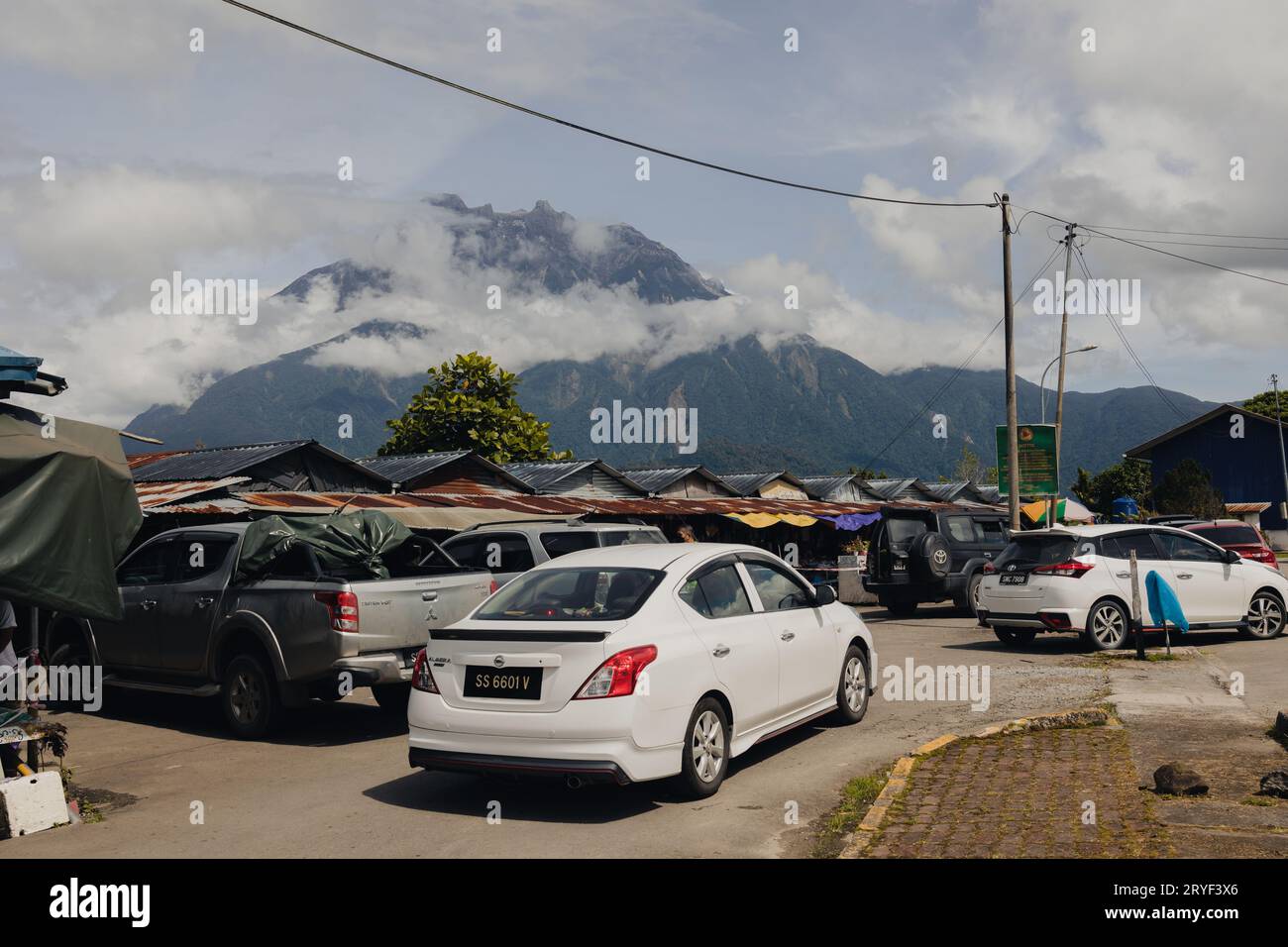 Kundasang, Sabah, Malesia - 18 dicembre 2021: Le persone locali che viaggiano presso i famosi prodotti alimentari locali, frutta e artigianato per i visitatori del Pekan Nabalu Ku Foto Stock