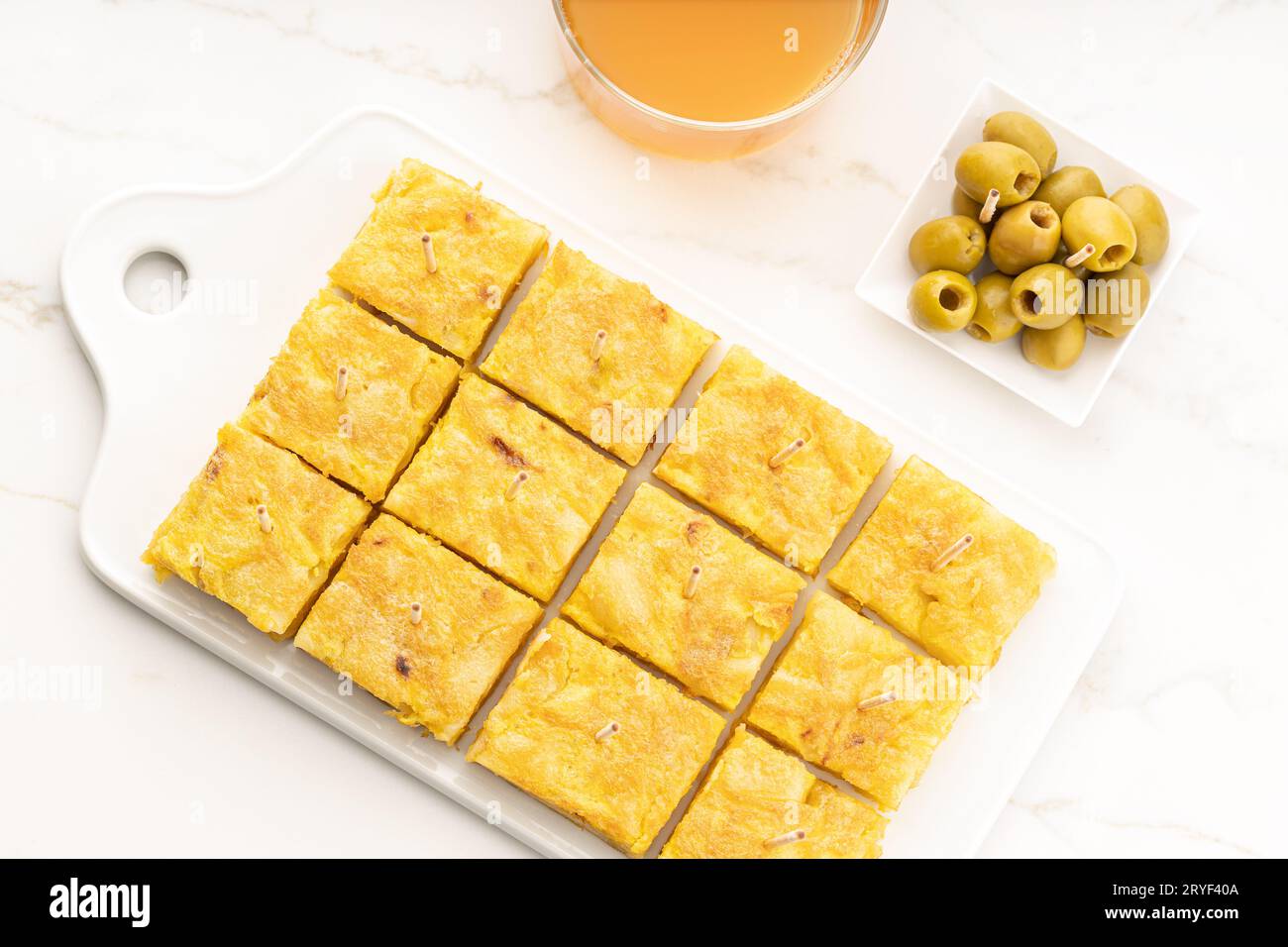 Antipasto spagnolo con omelette di patate chiamato tortilla spagnola su un tavolo di marmo Foto Stock