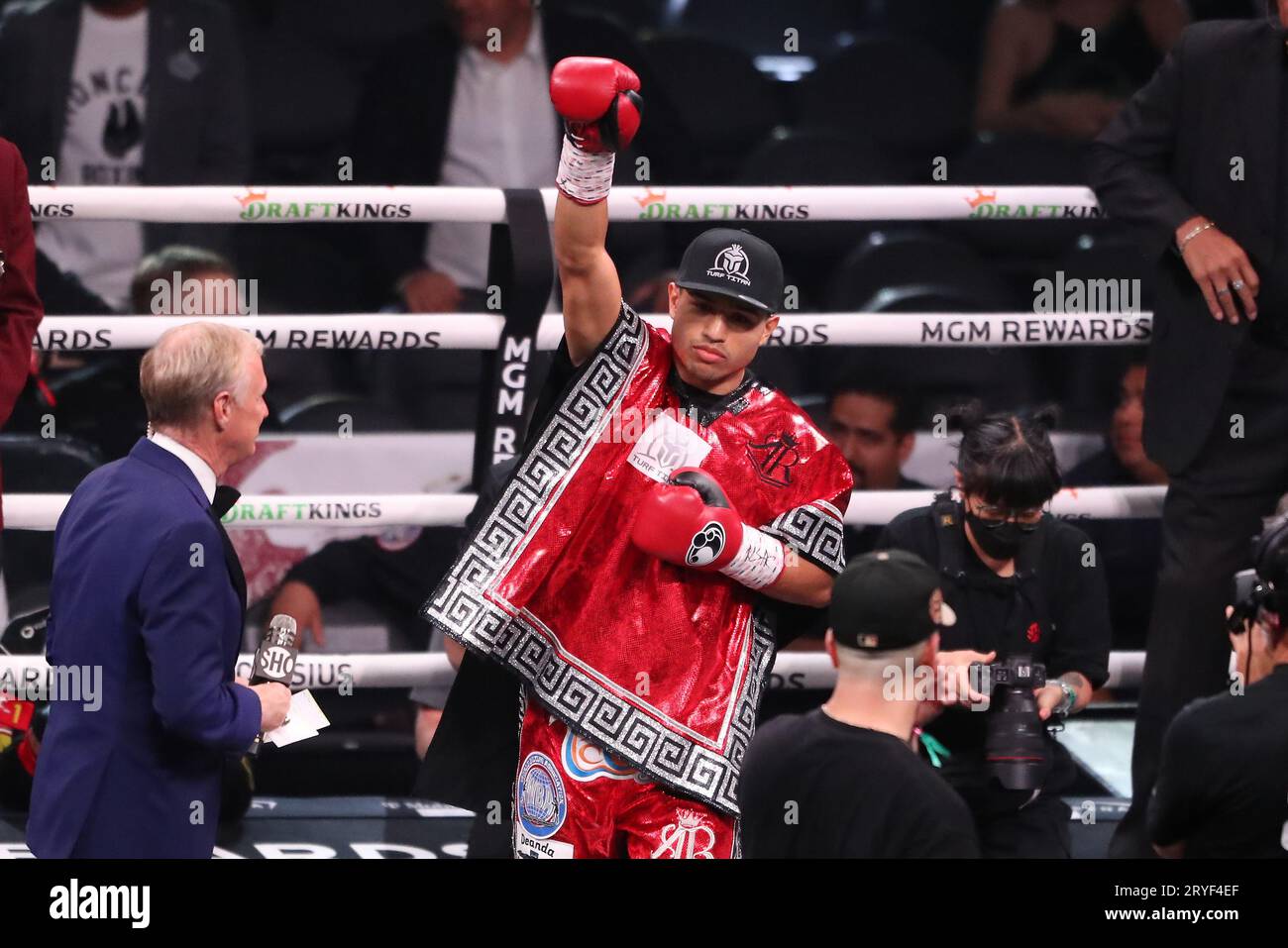 Las Vegas, Nevada, Stati Uniti. 30 settembre 2023. LAS VEGAS, NEVADA - settembre 30: Armando Reséndiz sale sul ring per il suo incontro di 10 round dei pesi medi al Premier Boxing Champions - Canelo vs Charlo alla T-Mobile Arena il 30 settembre 2023 a Las Vegas, Nevada. (Foto di Alejandro Salazar/PxImages/Sipa USA) credito: SIPA USA/Alamy Live News Foto Stock