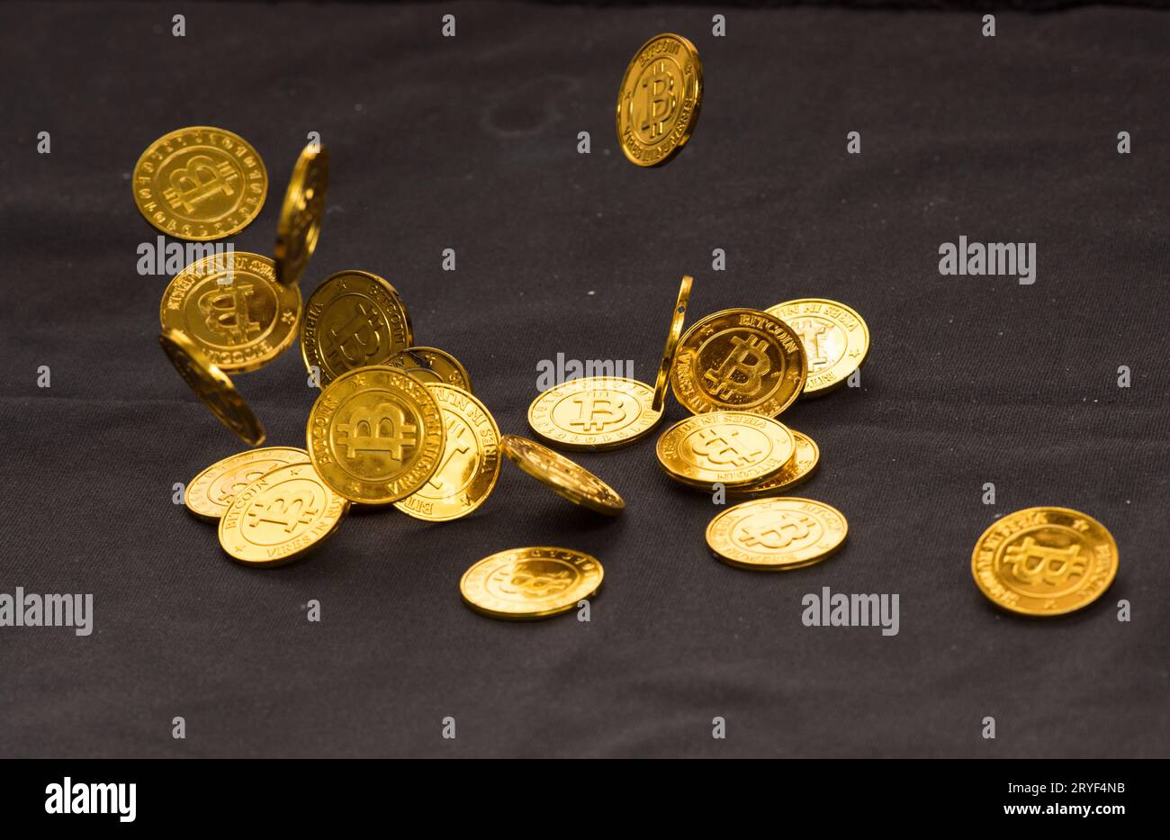 Bitcoin dorati come moneta digitale Foto Stock
