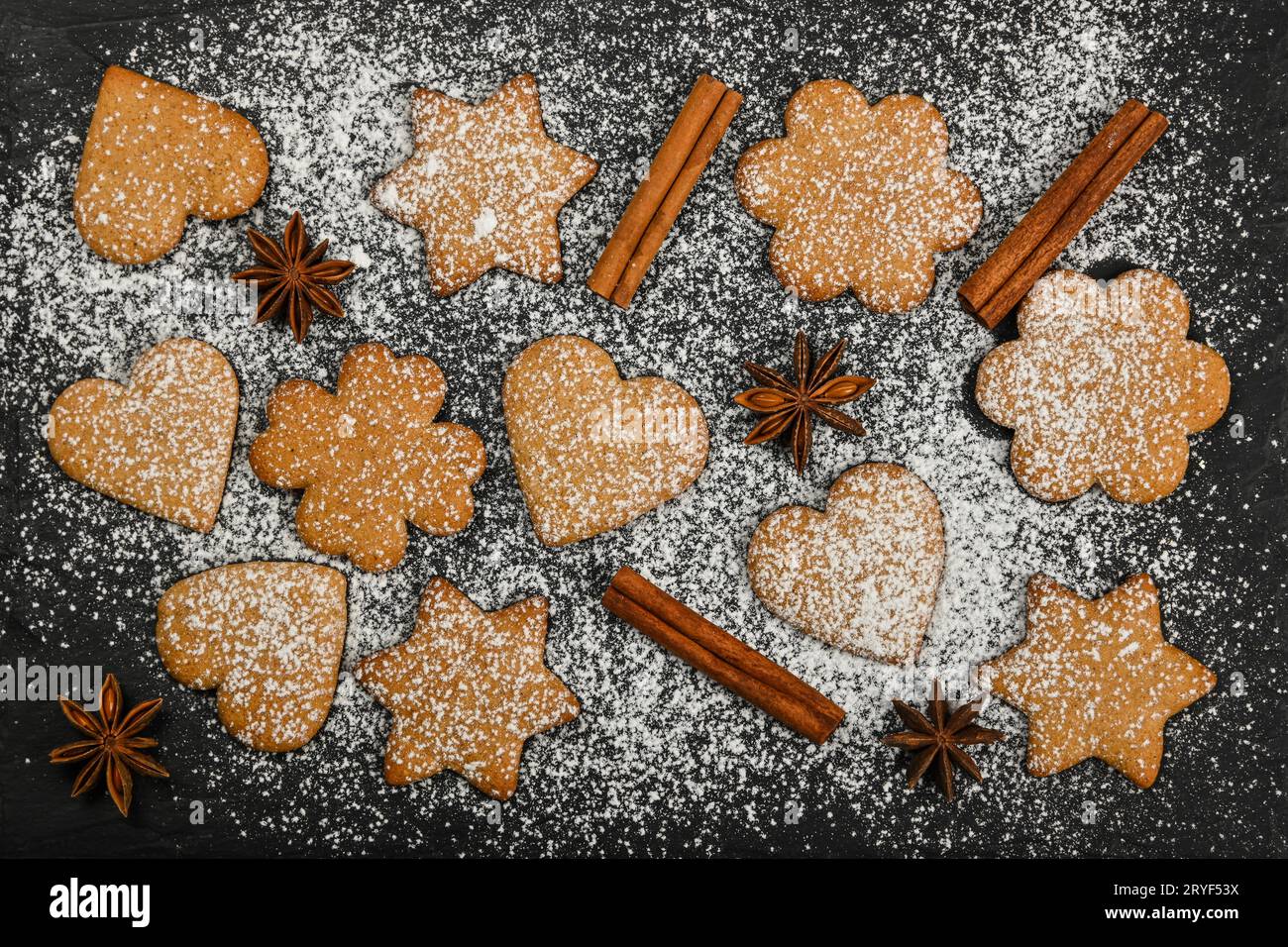 Biscotti al pan di zenzero e spezie su ardesia nera Foto Stock