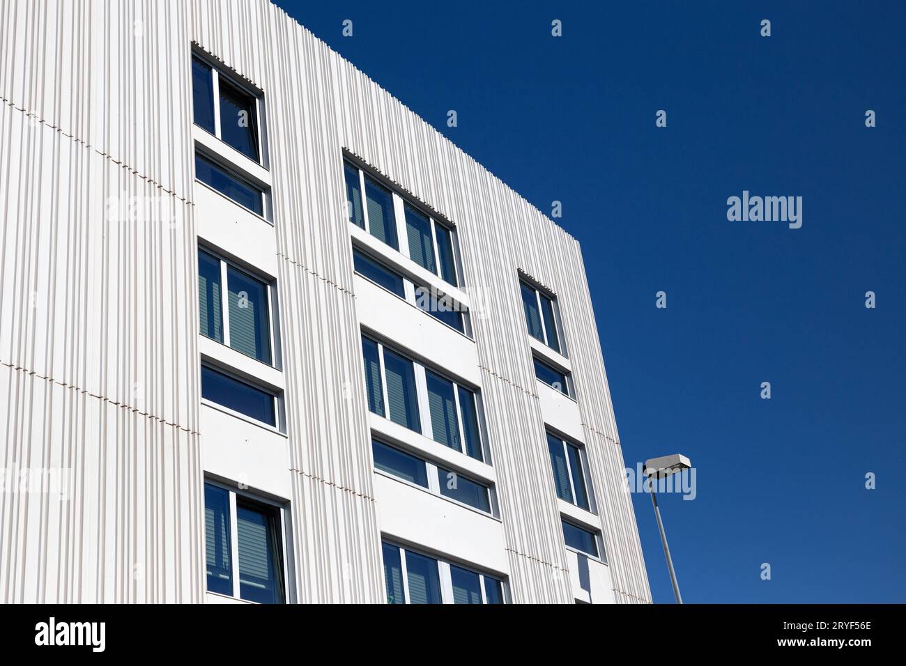 Moderno edificio di appartamenti con facciata decorativa in cemento scanalato. Spazio di copia Foto Stock