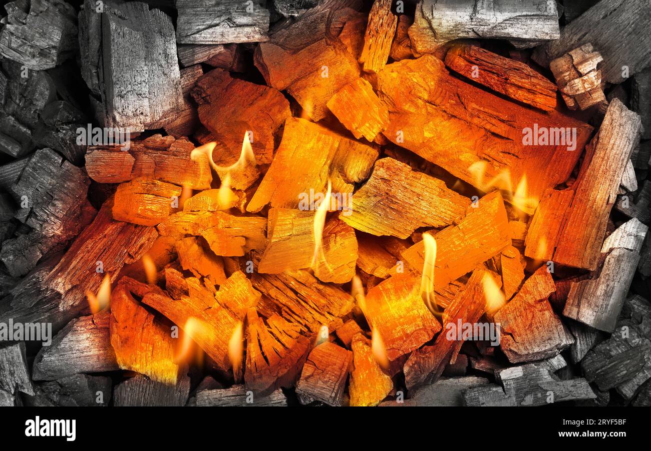 Carboni di aglow rossi caldi nel barbecue Foto Stock
