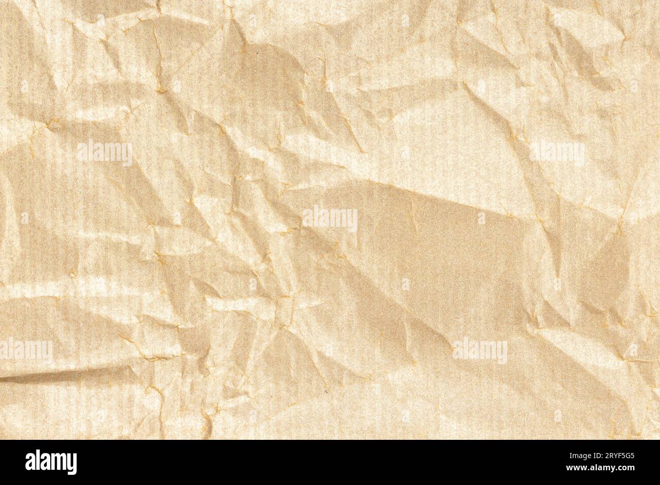 Carta Kraft sbriciolato sfondo texture. Colore marrone dorato chiaro Foto Stock