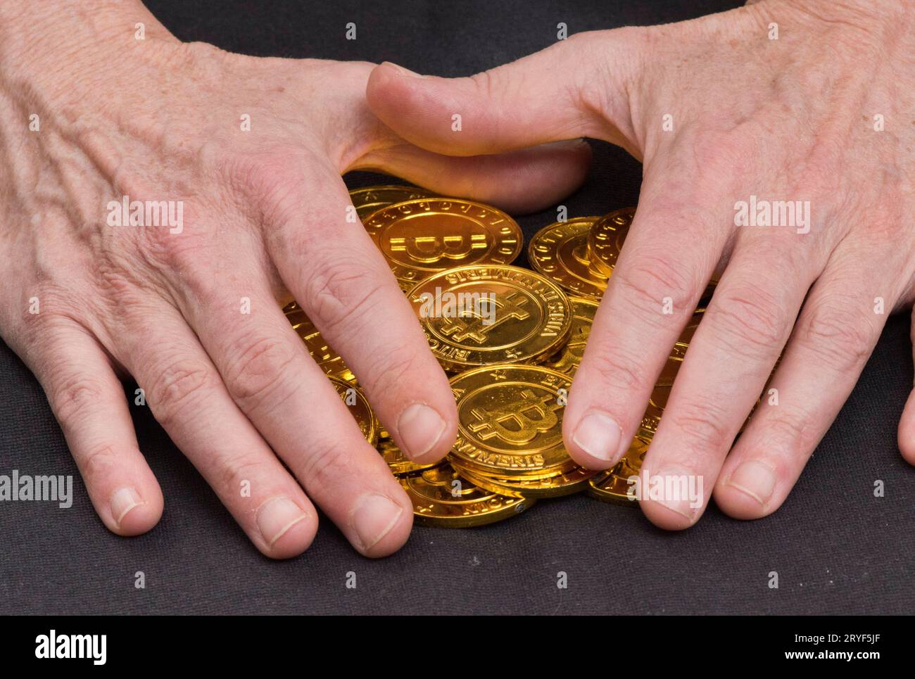 Bitcoin dorati come moneta digitale Foto Stock