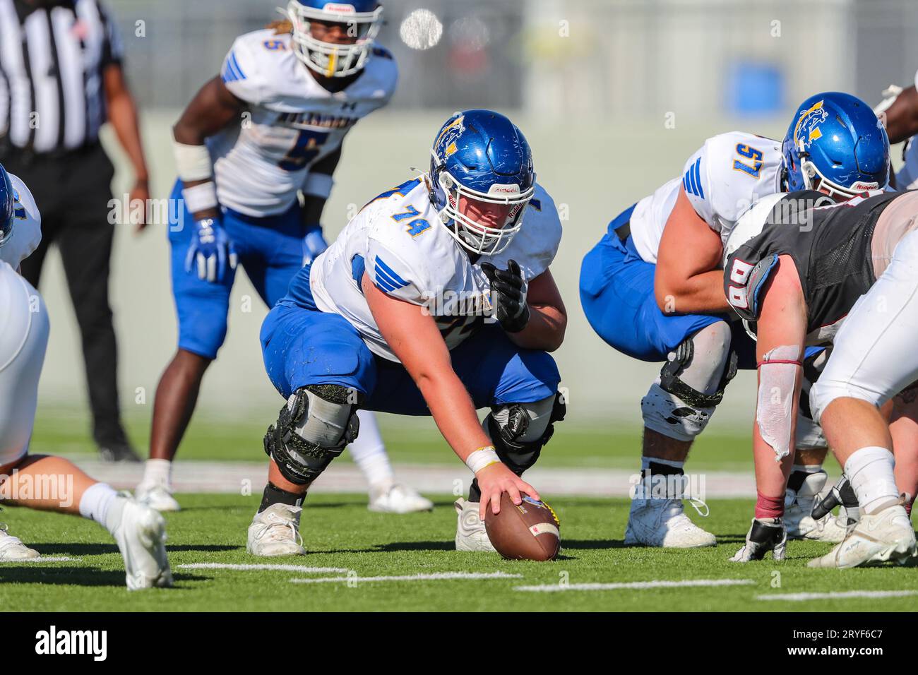 30 settembre 2023:.Southern Arkansas Muleriders OL Zach Thompson (74) attende la chiamata per scattare la palla durante il quarto quarto quarto della partita di football NCAA tra i Muleriders della Southern Arkansas University e la Southern Nazarene University Crimson Storm allo SNU Stadium di Bethany, Oklahoma. Ron Lane/CSM Foto Stock