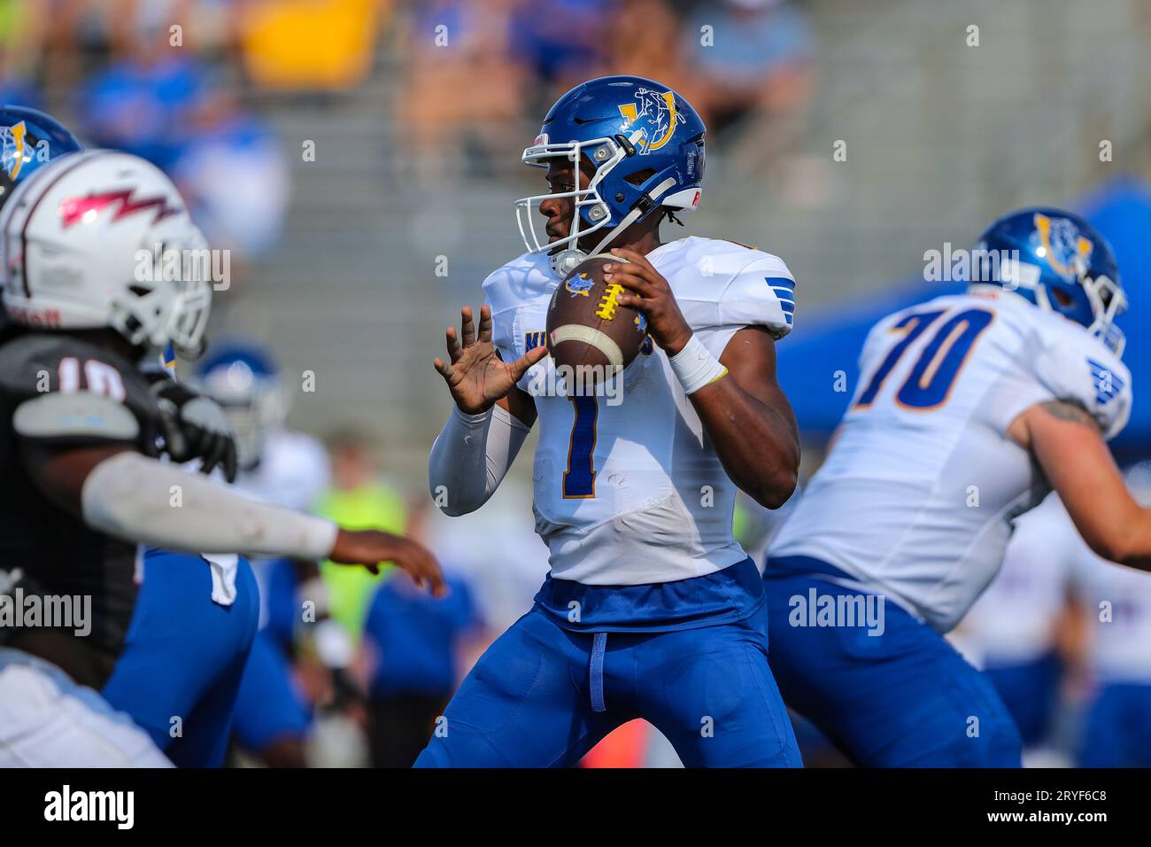 30 settembre 2023:.Southern Arkansas Muleriders QB OB Jones (1) cerca un ricevitore aperto durante il terzo trimestre della partita di football NCAA tra i Southern Arkansas University Muleriders e la Southern Nazarene University Crimson Storm allo SNU Stadium di Bethany, Oklahoma. Ron Lane/CSM Foto Stock