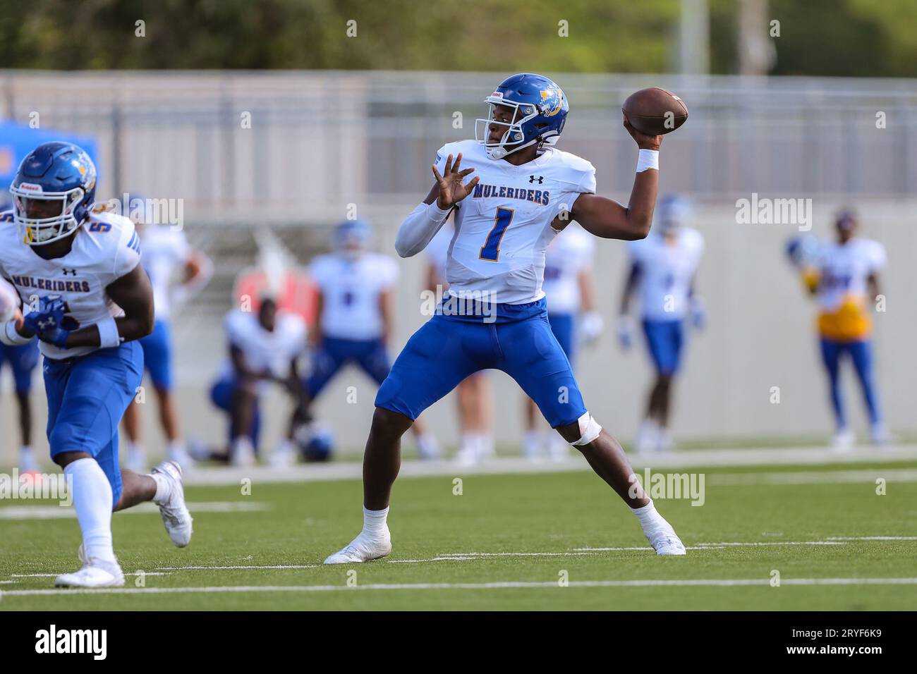 30 settembre 2023:.Southern Arkansas Muleriders QB OB Jones (1) tenta un passaggio durante il terzo quarto della partita di football NCAA tra la Southern Arkansas University Muleriders e la Southern Nazarene University Crimson Storm allo SNU Stadium di Bethany, OK. Ron Lane/CSM Foto Stock