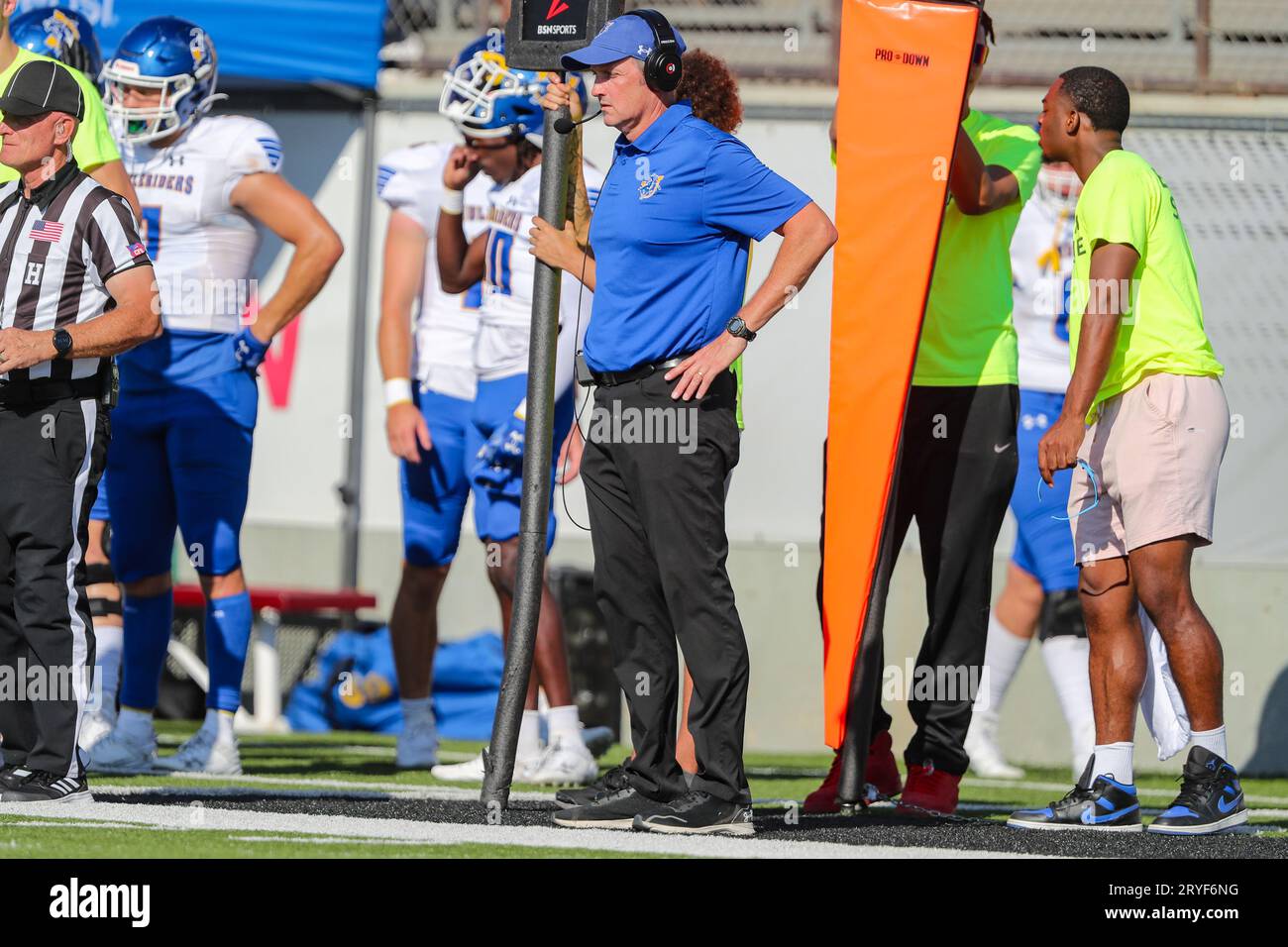 30 settembre 2023:.il capo allenatore dei Muleriders Southern Arkansas Brad Smiley guarda all'azione durante il quarto trimestre della partita di football NCAA tra i Muleriders della Southern Arkansas University e i Crimson Storm della Southern Nazarene University allo SNU Stadium di Bethany, Oklahoma. Ron Lane/CSM Foto Stock