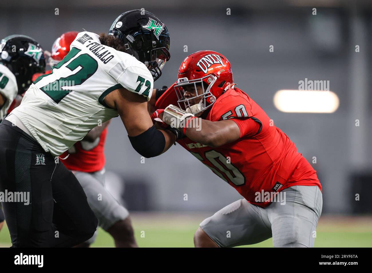 Las Vegas, Nevada, USA. 30 settembre 2023. Hawaii Rainbow Warriors offensive lineman Luke Felix-Fualalo (72) blocca l'UNLV Rebels defensive lineman Jalen Dixon (50) durante la seconda metà della partita di football universitario con gli Hawaii Warriors e gli UNLV Rebels all'Allegiant Stadium di Las Vegas, Nevada. Christopher Trim/CSM/Alamy Live News Foto Stock