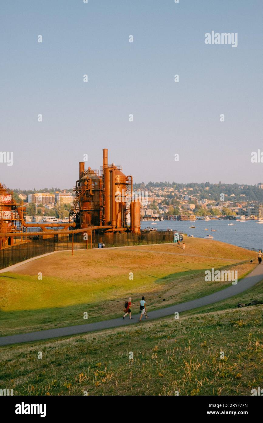 Persone che camminano al gas Works Park al tramonto a Seattle, Washington Foto Stock