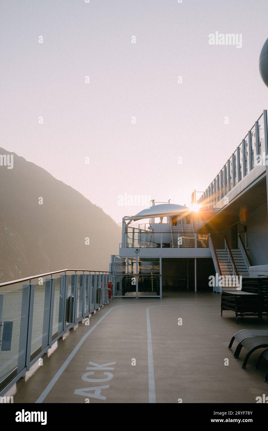 Vista del ponte sulla nave da crociera contro le montagne durante il tramonto Foto Stock