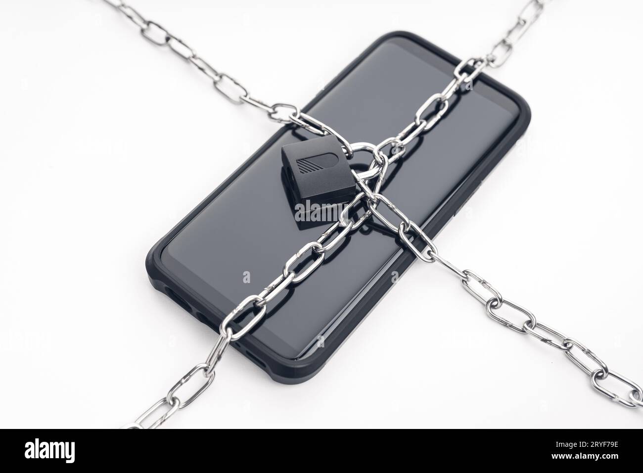 Sicurezza su smartphone, catena e lucchetto su smartphone. Concetto di sicurezza informatica sui dispositivi digitali Foto Stock