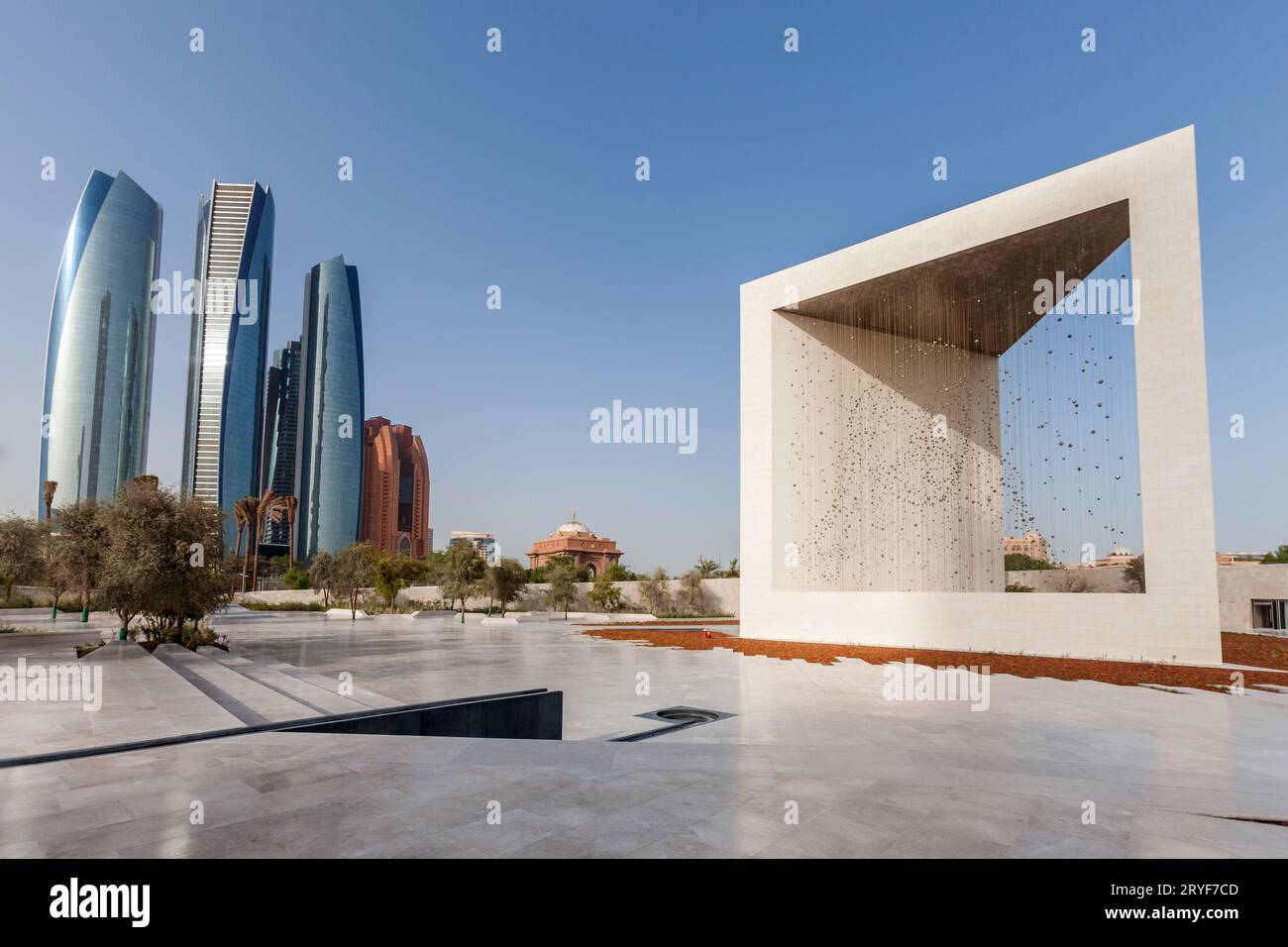 Abu Dhabi, Emirati Arabi Uniti - 9 maggio 2018: Monumento del fondatore e torri Etihad ad Abu Dhabi. Architettura moderna. Foto Stock