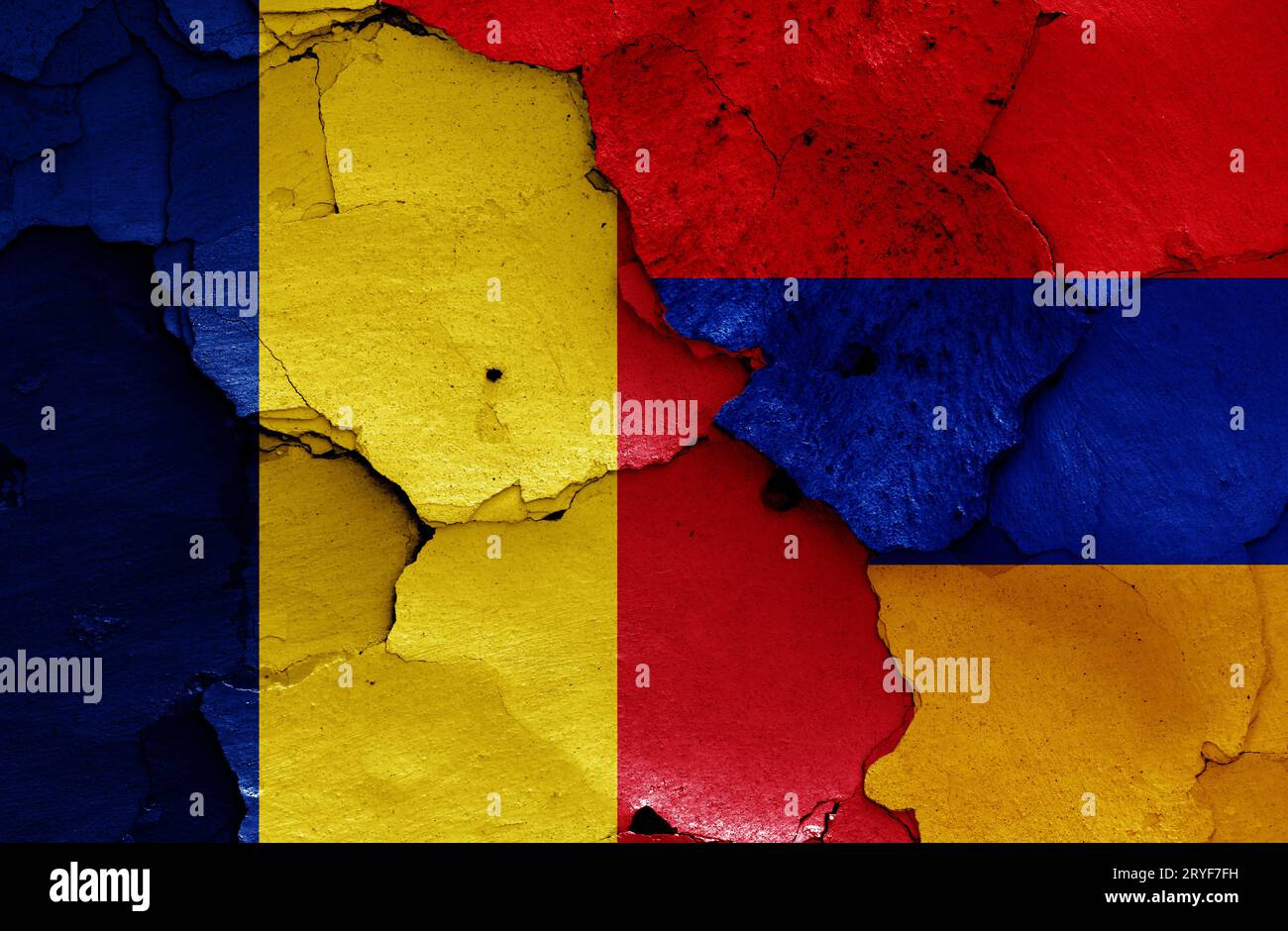 Bandiere di Romania e Armenia dipinte su un muro incrinato Foto Stock