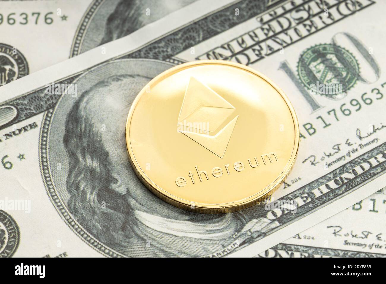 Moneta di Ethereum sulle banconote in dollari. Criptovaluta sulle bollette del dollaro USA Foto Stock
