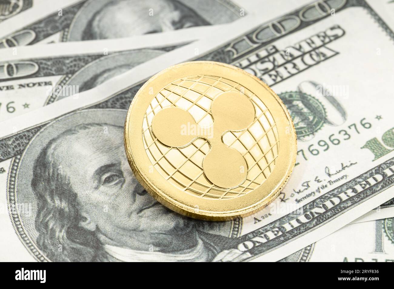 Moneta increspata sulle banconote in dollari. XRP Cryptocurrency sulle fatture del dollaro USA Foto Stock