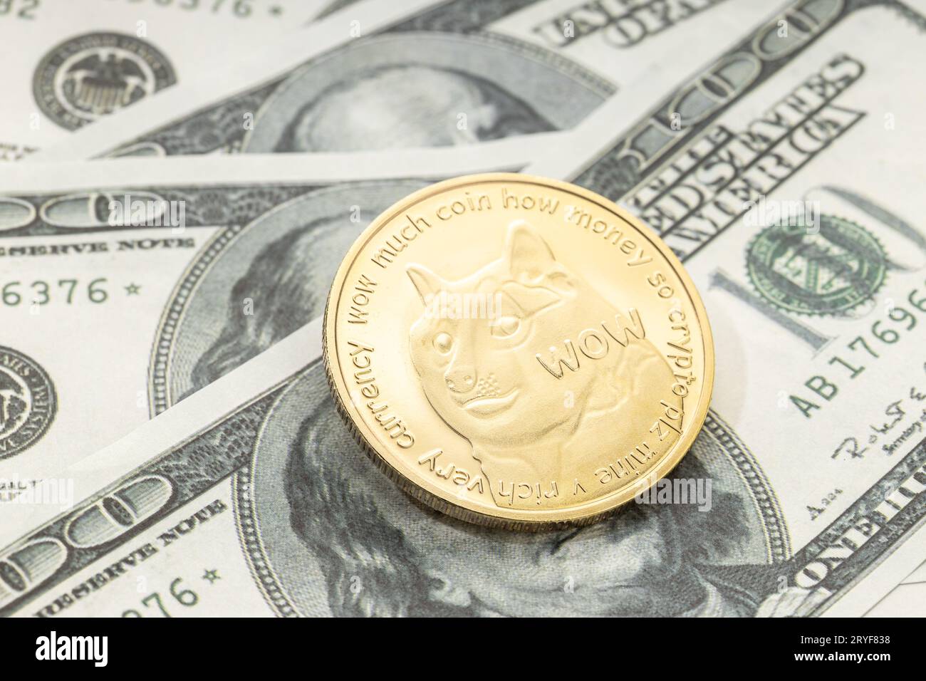 Moneta di Dogecoin sulle banconote in dollari. Criptovaluta sulle bollette del dollaro USA Foto Stock