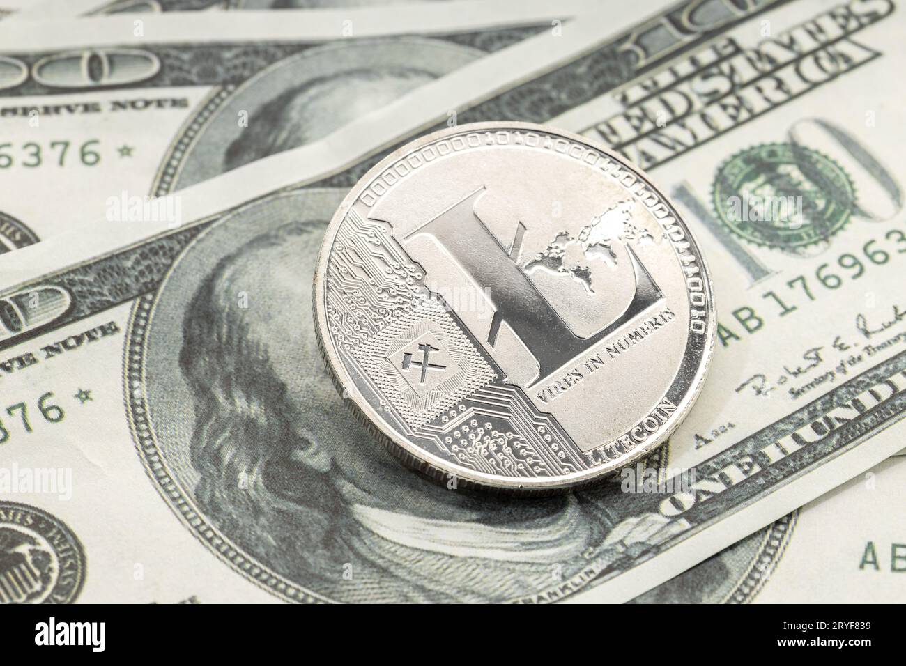 Moneta litecoin sulle banconote in dollari. Criptovaluta sulle bollette del dollaro USA Foto Stock