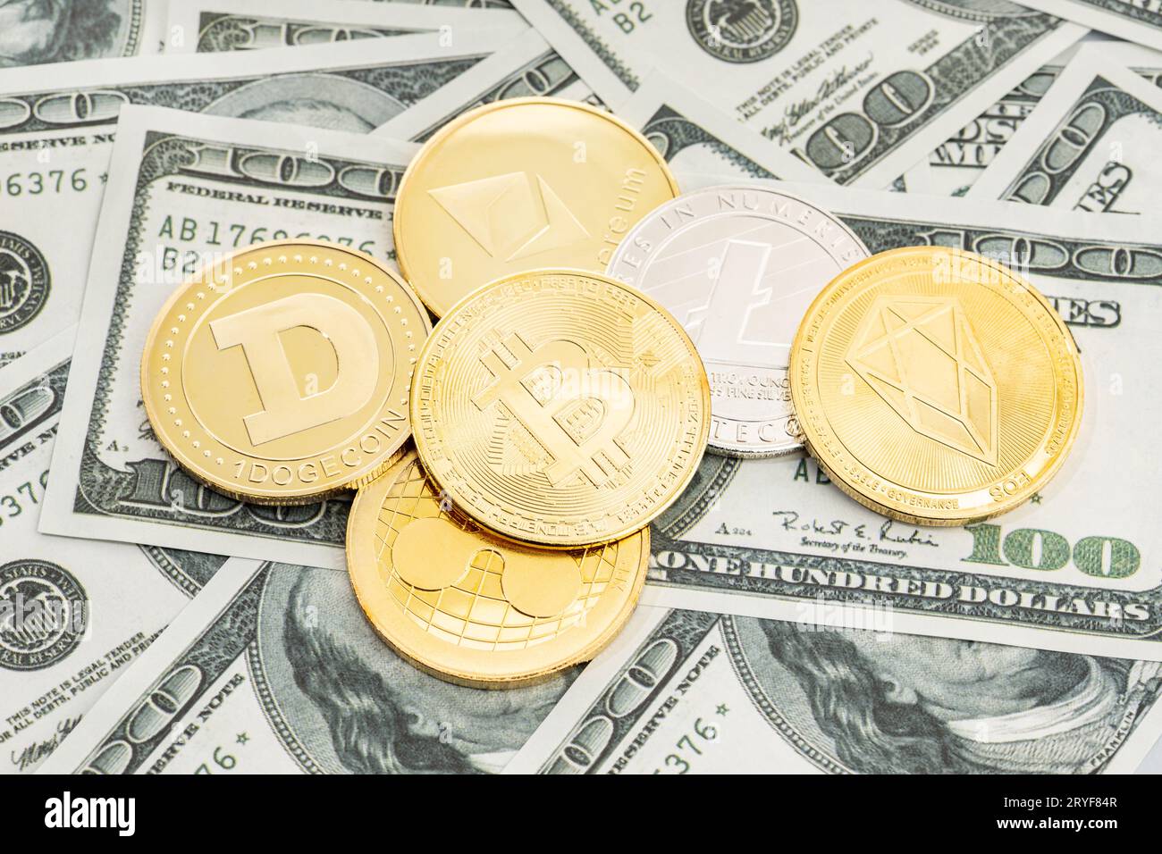 Gruppo di moneta di criptovaluta su fondo di banconote in dollari. Criptovaluta sulle bollette del dollaro USA Foto Stock