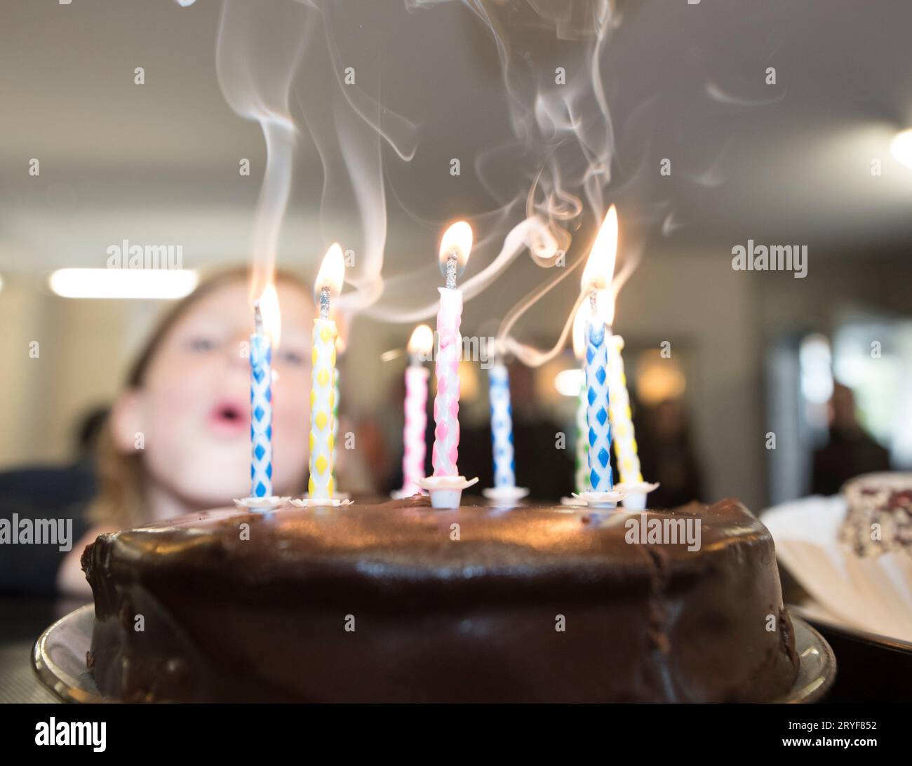 Torta di compleanno a una festa di compleanno Foto Stock