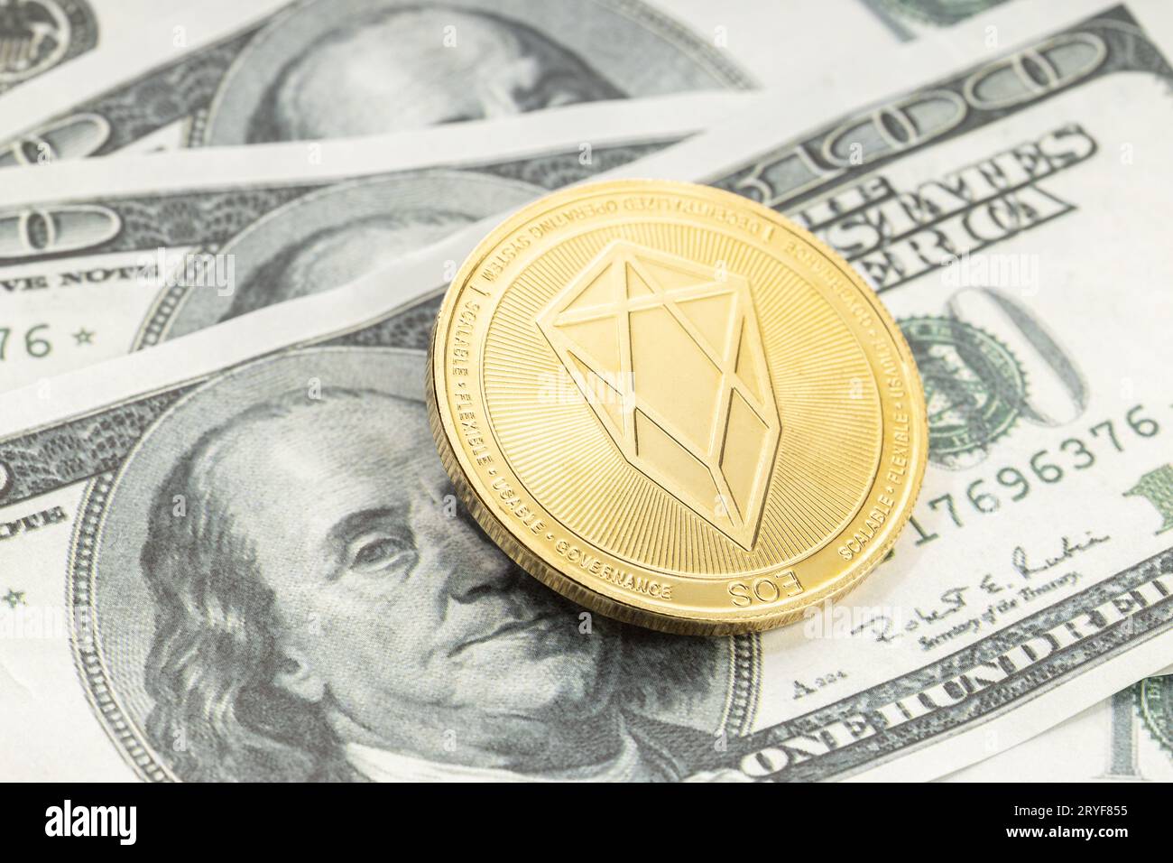 Moneta EOS sulle banconote in dollari. Criptovaluta sulle bollette del dollaro USA Foto Stock