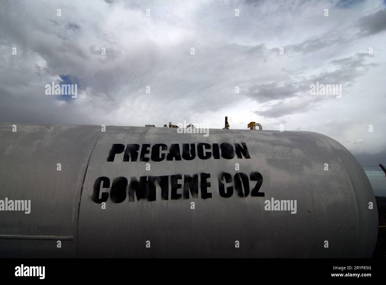 CO2 o anidride carbonica in un contenitore Foto Stock