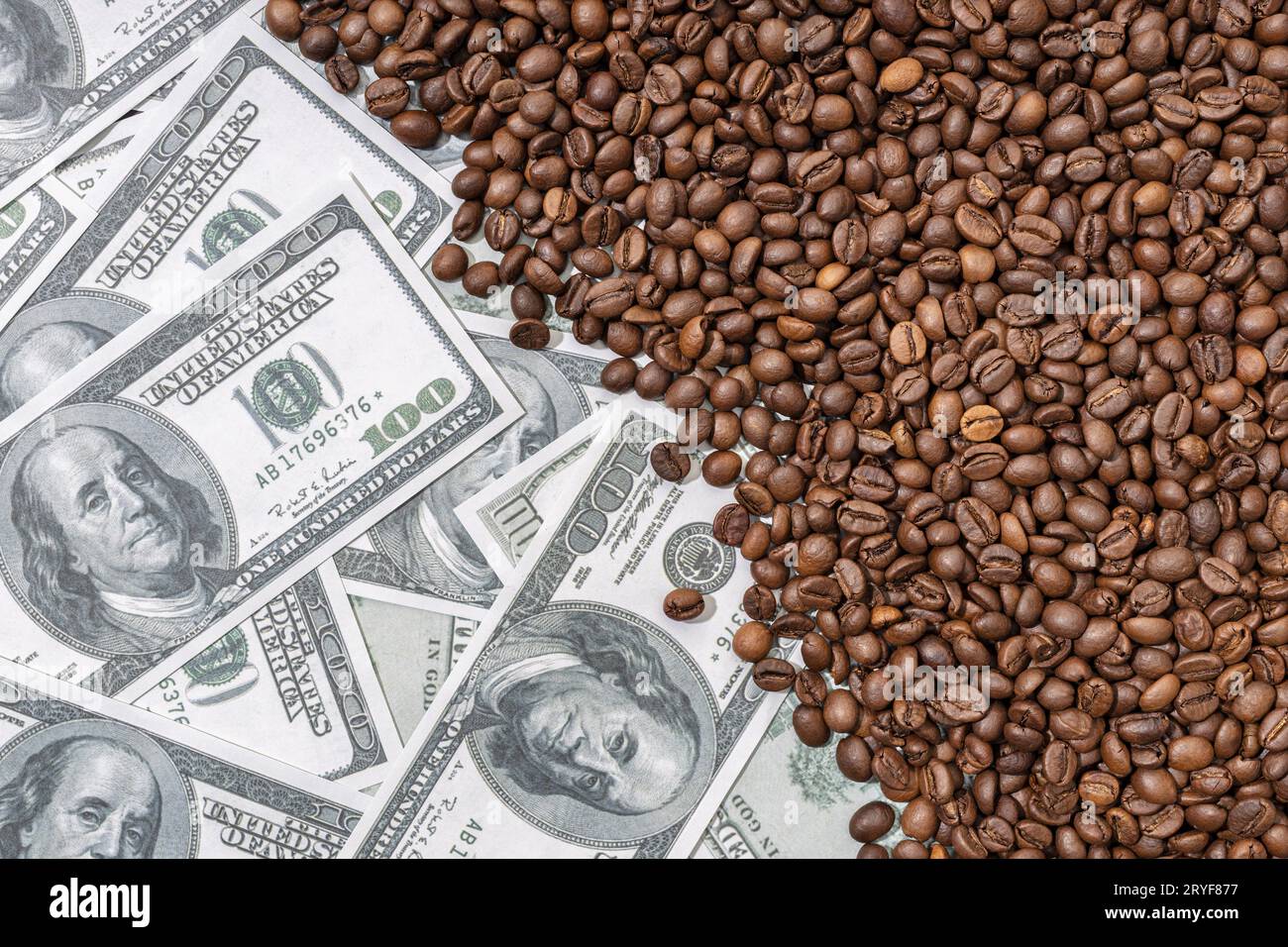 Caffè fagioli e banconote in dollari sfondo. Vista dall'alto Foto Stock