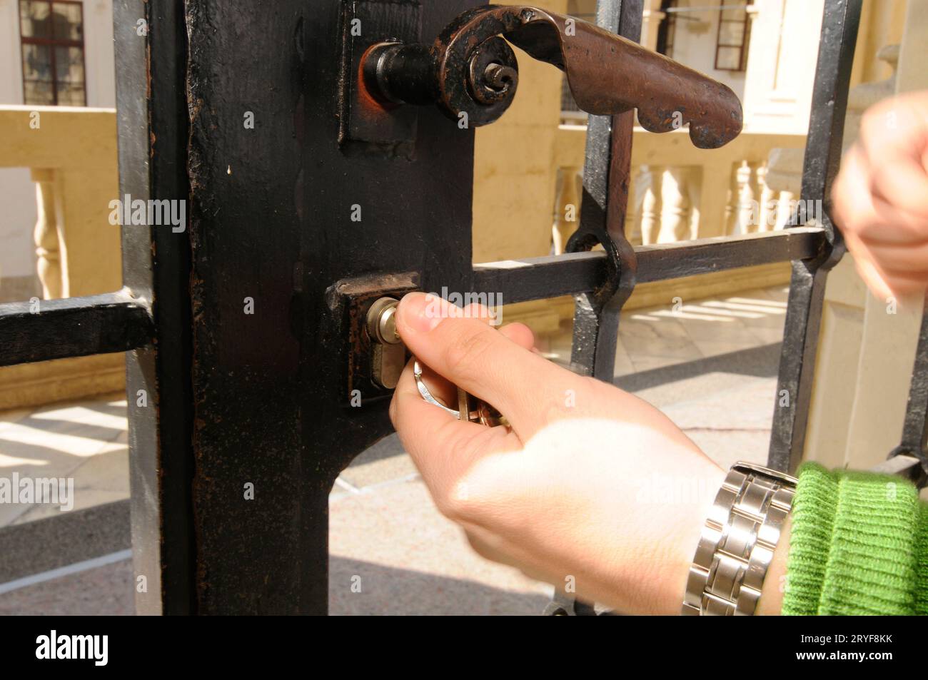 Chiudere a chiave porte e proprietà con una chiave, sicurezza contro i furti Foto Stock