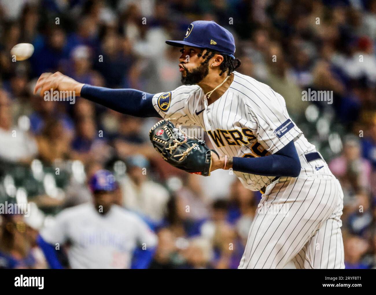 Milwaukee, Stati Uniti. 30 settembre 2023. Il lanciatore di soccorso dei Milwaukee Brewers Devin Williams lanciò contro i Chicago Cubs nel nono inning della loro partita di baseball all'American Family Field di Milwaukee, Wisconsin, sabato 30 settembre 2023. Foto di Tannen Maury/UPI Credit: UPI/Alamy Live News Foto Stock