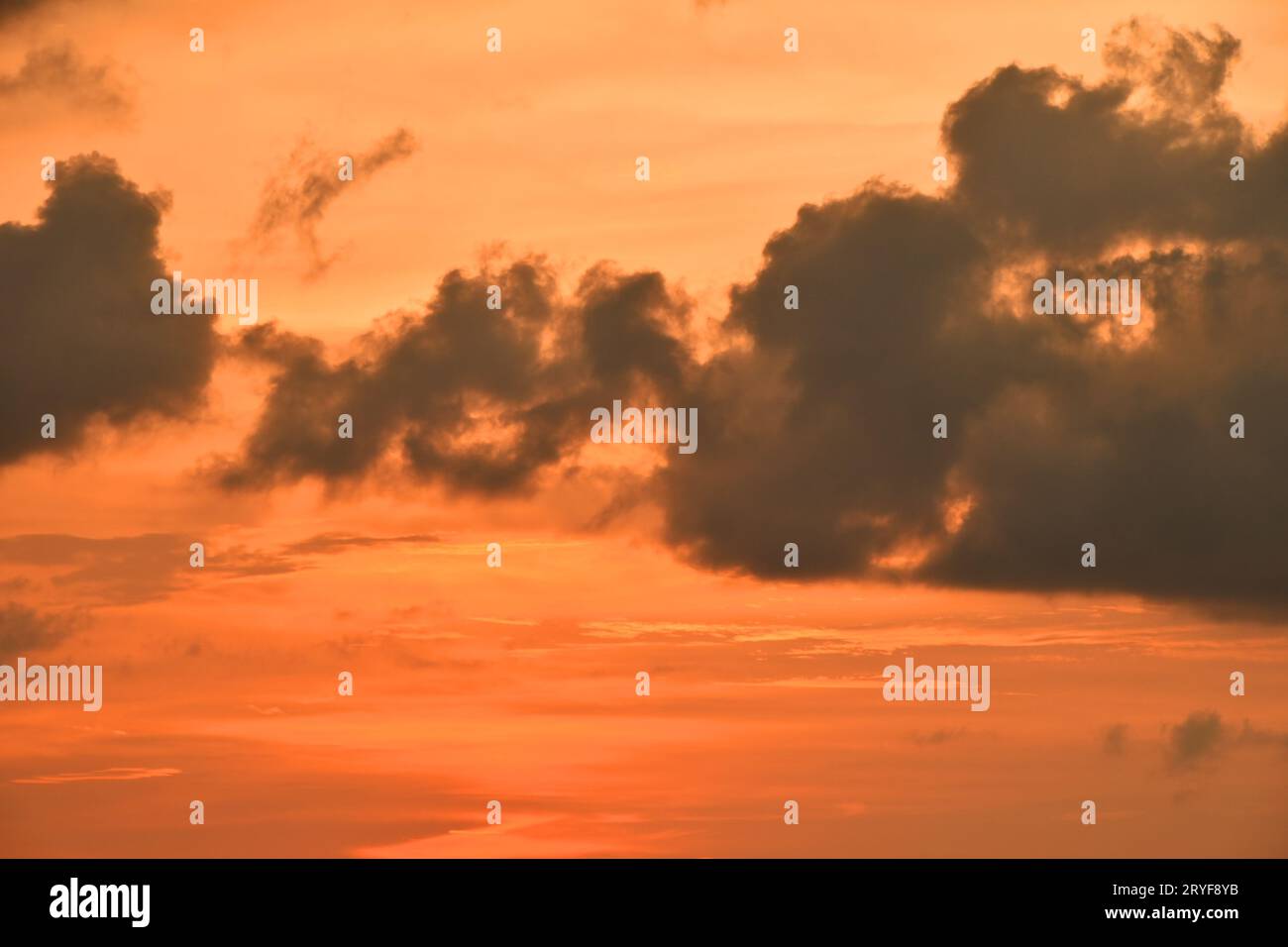Suggestivo paesaggio nuvoloso al tramonto arancione e luminoso Foto Stock