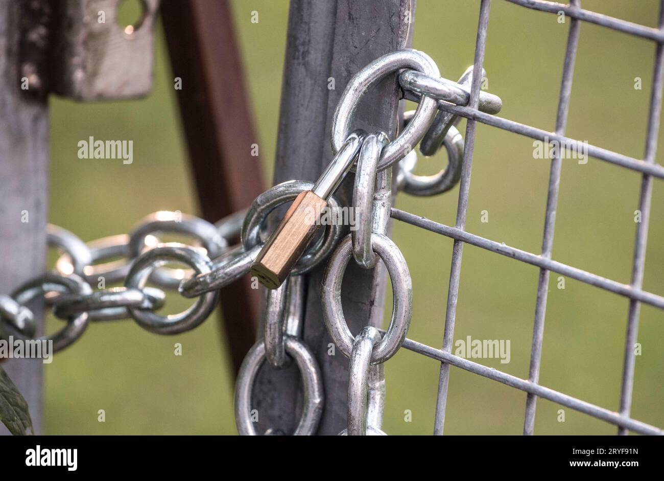 chiusura porte e proprietà come con una chiave una misura di sicurezza contro furto Foto Stock