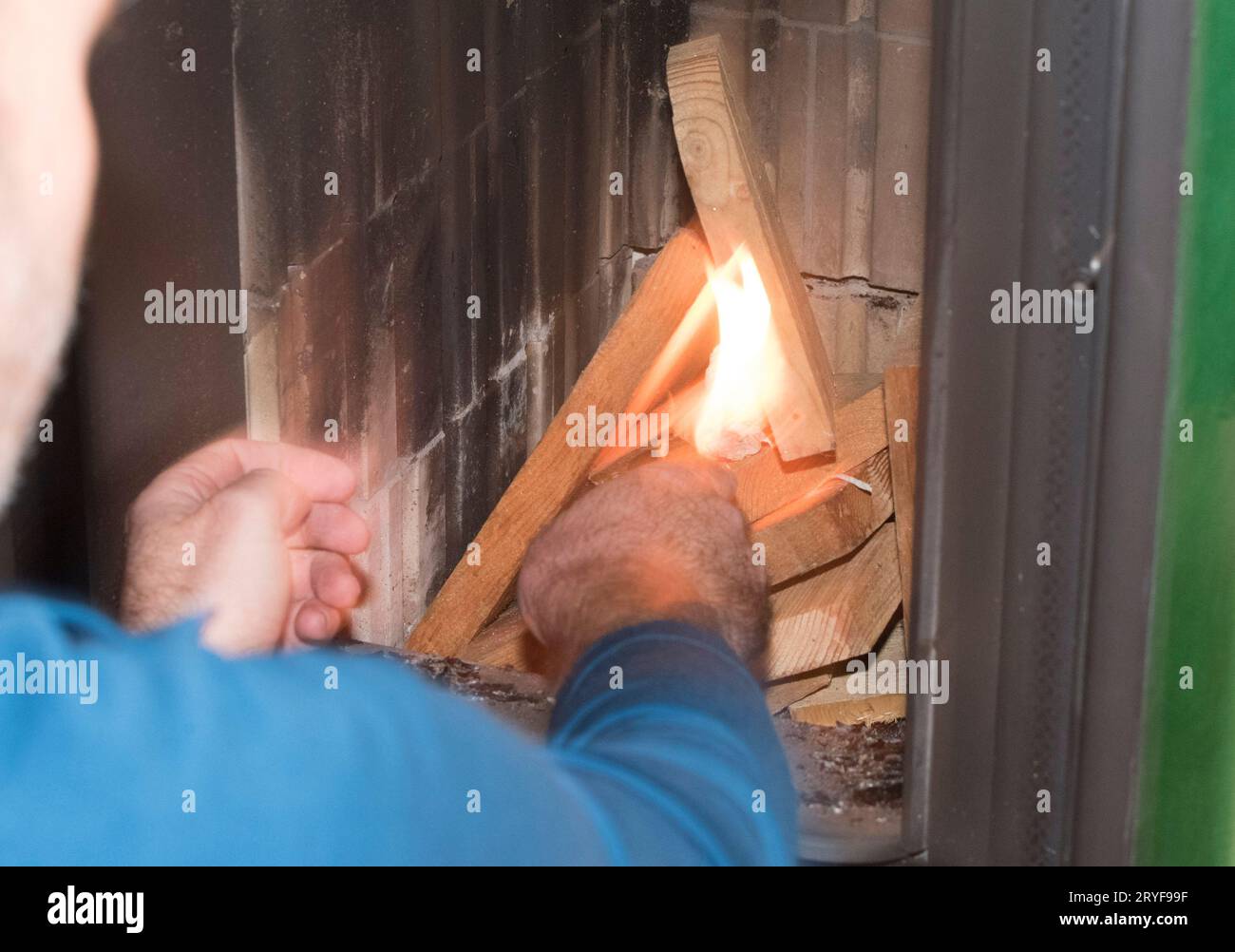 Riscaldamento di una stufa piastrellata Foto Stock