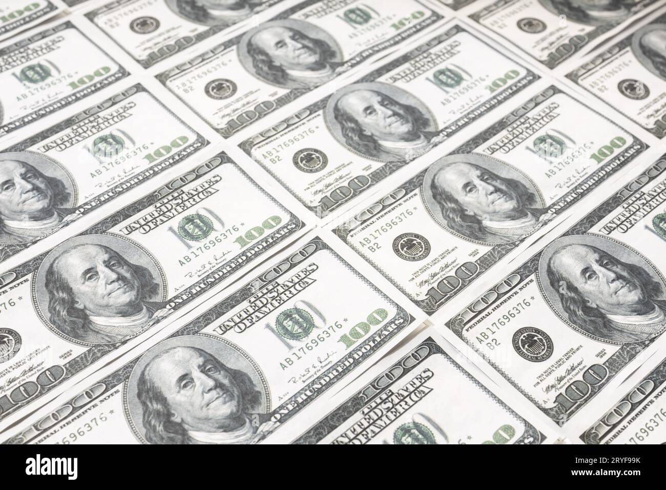Fondo dollaro USA. Primo piano di una fila di banconote centinaia di dollari. Valuta americana Foto Stock