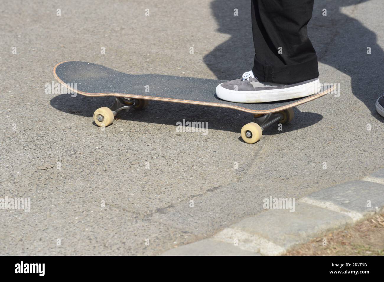 Pattinaggio su uno skateboard popolare sport all'aperto Foto Stock