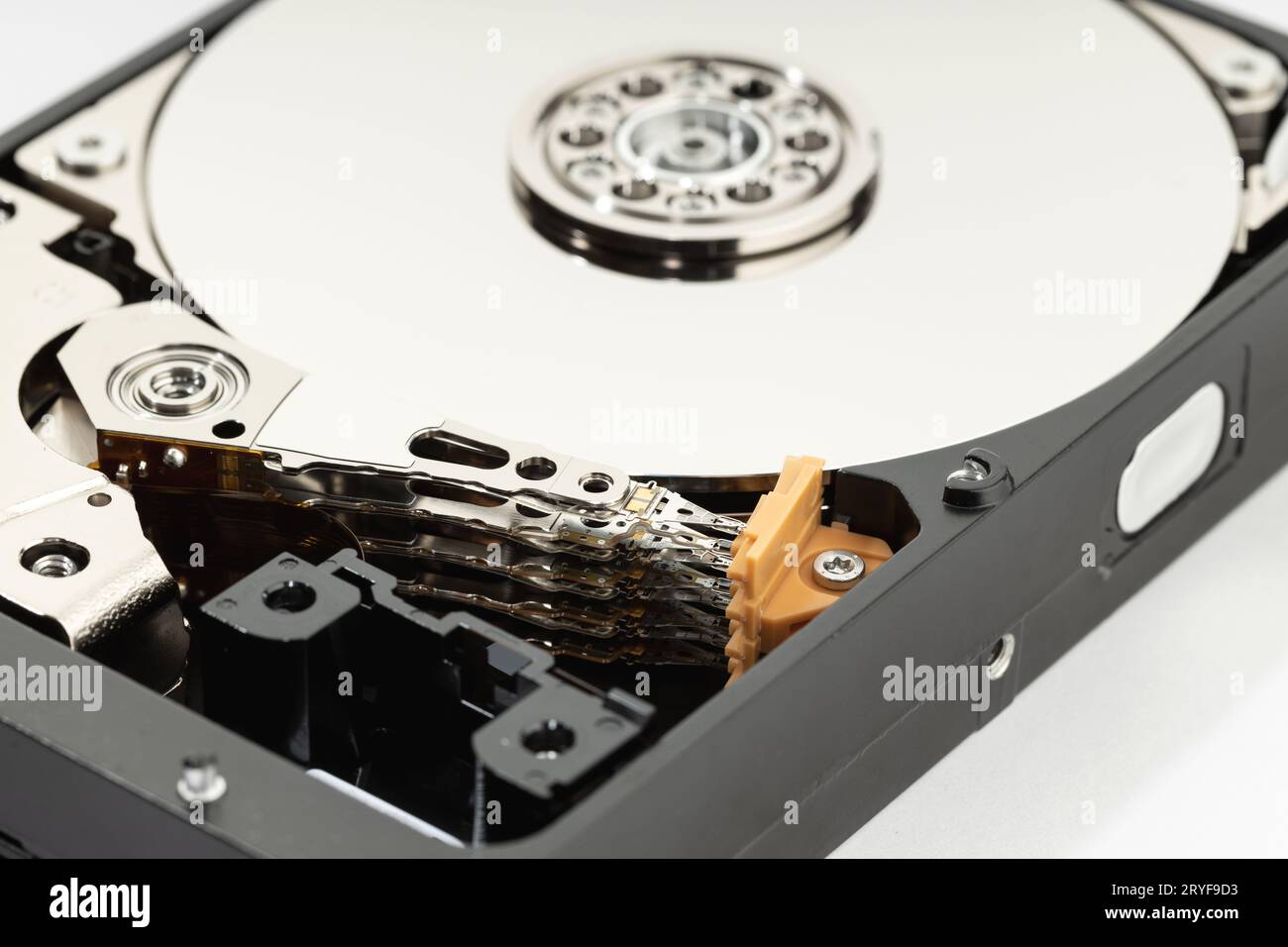 Primo piano dell'unità disco rigido aperta. Memorizzazione dei dati hardware del computer Foto Stock