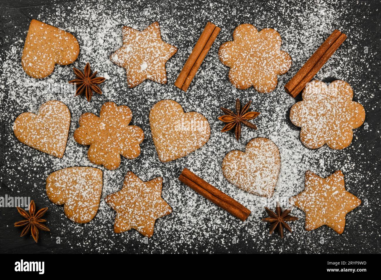 Biscotti al pan di zenzero e spezie su ardesia nera Foto Stock