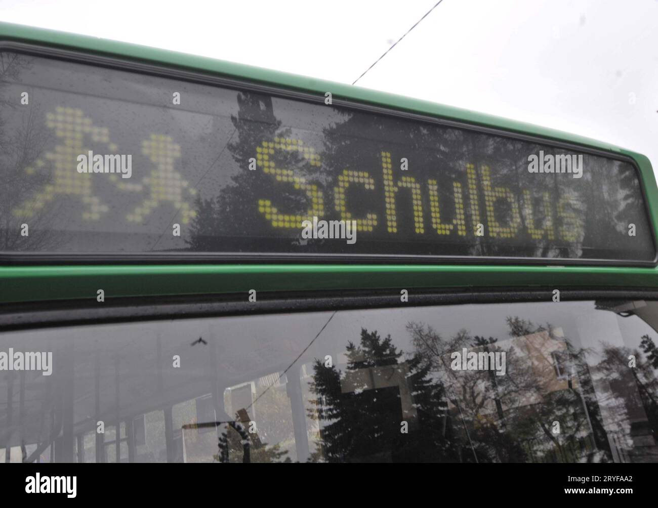 Scuolabus per guidare gli scolari a scuola in modo sicuro Foto Stock