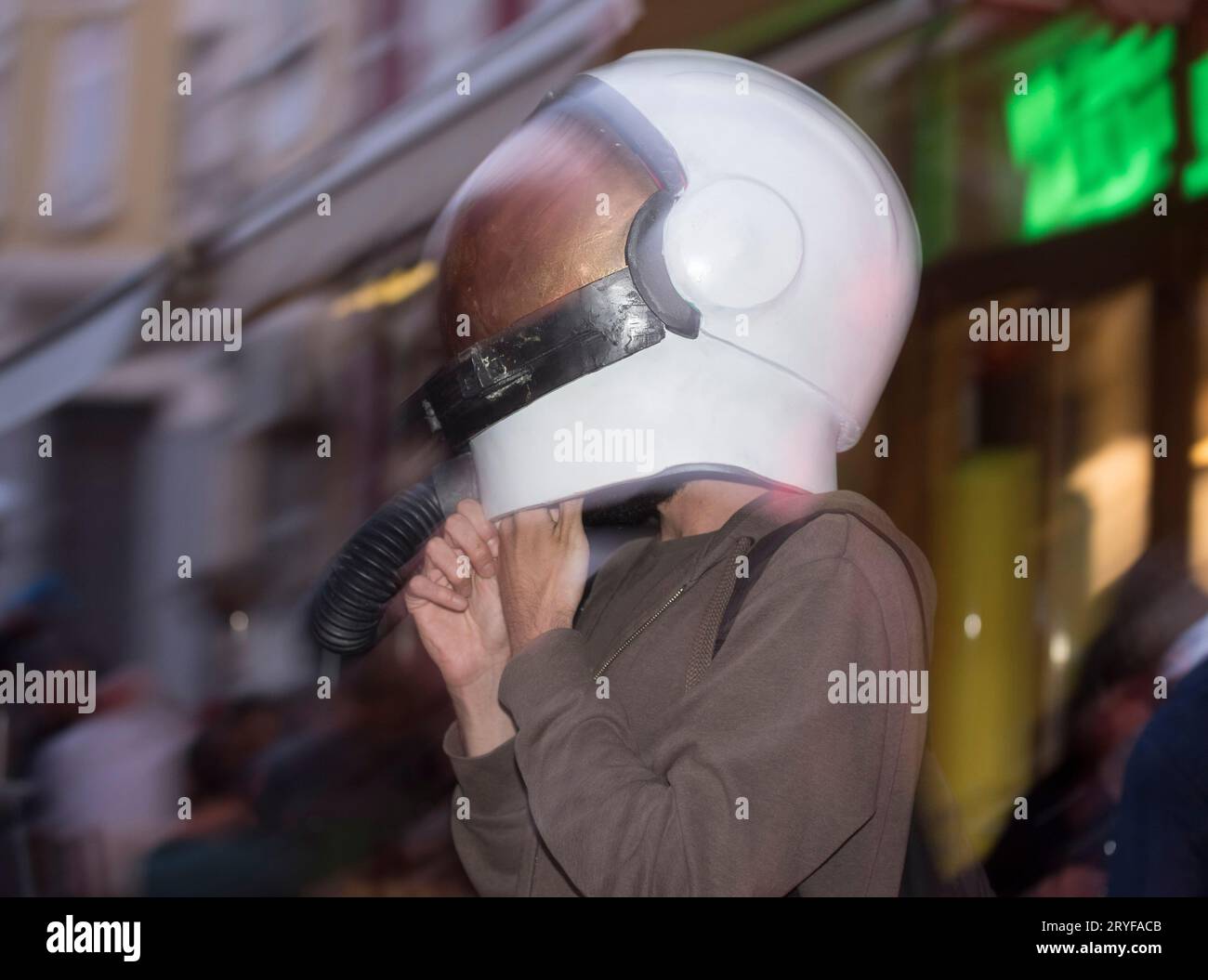 Persona con casco spaziale Foto Stock