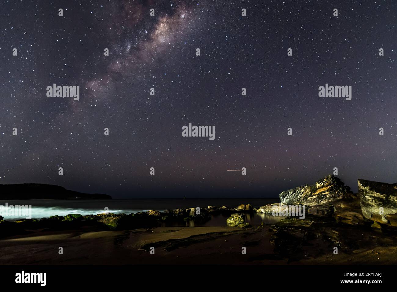 Il cielo notturno e la via Lattea da Killcare Beach sulla costa centrale del New South Wales, Australia. Foto Stock