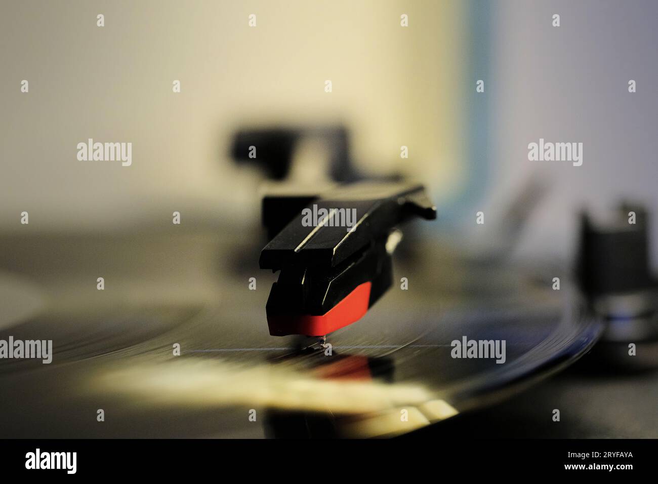 Foto ravvicinata di un guscio, una cartuccia e un ago di un lettore di dischi che riproduce un LP in vinile. Foto Stock