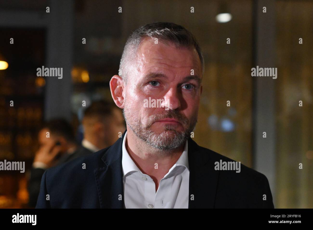 Leader del partito Voice Social Democracy (HLA) ed ex primo ministro Peter Pellegrini visto nella sede della campagna elettorale del partito a Bratislava. Si prevede che i risultati finali delle elezioni saranno pubblicati domenica mattina. Secondo i sondaggi elettorali svolti prima delle elezioni, il partito di punta è la direzione - Social Democracy (Smer) con il leader elettorale Robert Fico, ex primo ministro, seguito dal partito liberale Progressive Slovensko con il leader Michal Simecka, vicepresidente del Parlamento europeo, seguito dal partito Voice - Social Democracy (HLA) con il leader Peter P. Foto Stock Leader del partito Voice Social Democracy (HLA) ed ex primo ministro Peter Pellegrini visto nella sede della campagna elettorale del partito a Bratislava. Si prevede che i risultati finali delle elezioni saranno pubblicati domenica mattina. Secondo i sondaggi elettorali svolti prima delle elezioni, il partito di punta è la direzione - Social Democracy (Smer) con il leader elettorale Robert Fico, ex primo ministro, seguito dal partito liberale Progressive Slovensko con il leader Michal Simecka, vicepresidente del Parlamento europeo, seguito dal partito Voice - Social Democracy (HLA) con il leader Peter P. Foto Stock