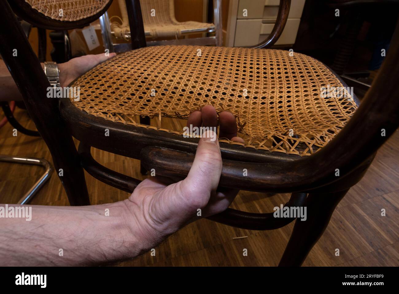 Tessitura del cestello in un'officina riparata Foto Stock