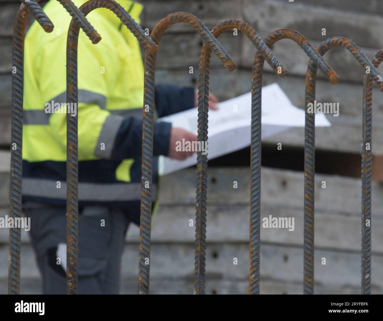 Operaio edile e cemento armato Foto Stock