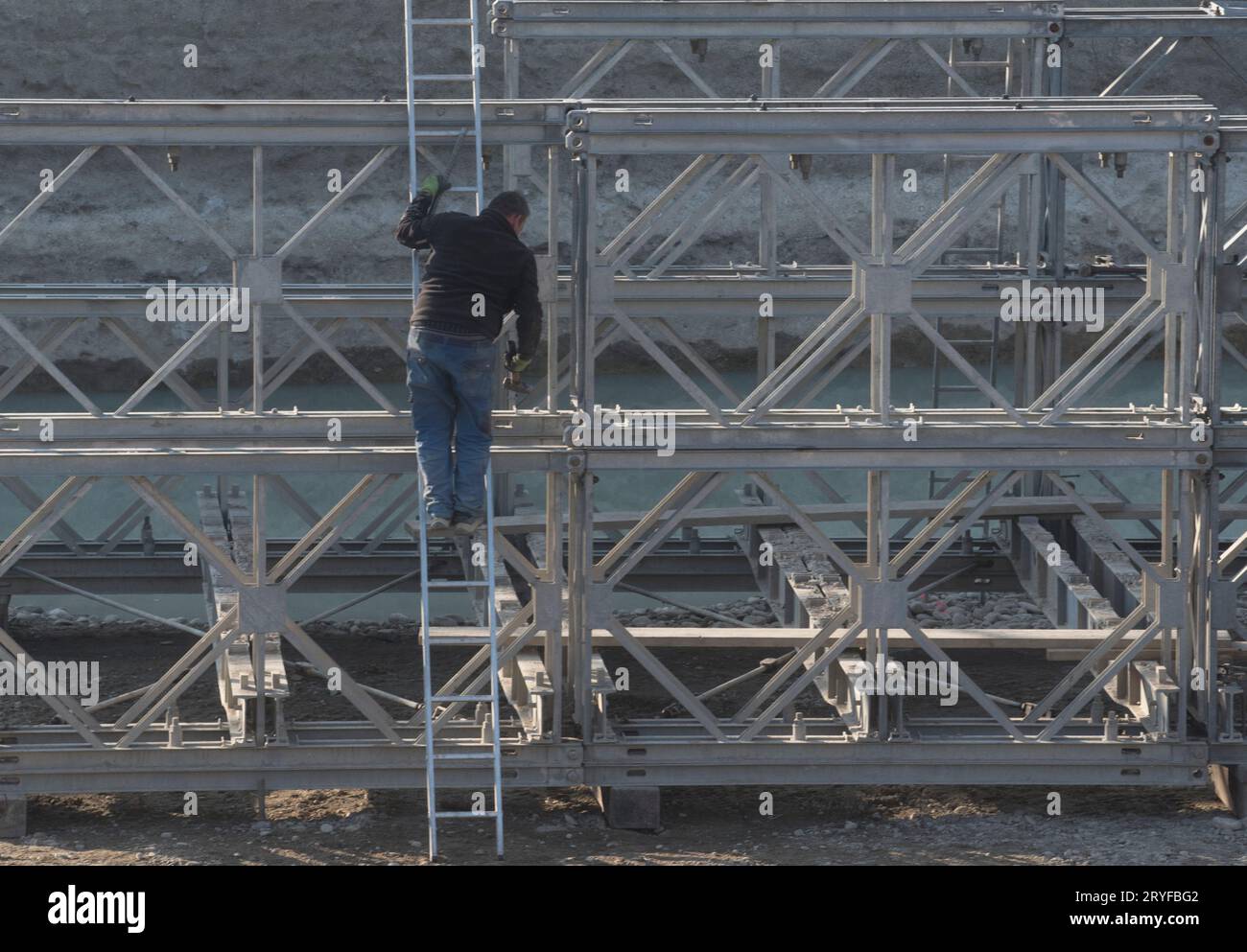 Lavoratore industriale di sesso maschile nel suo posto di lavoro Foto Stock