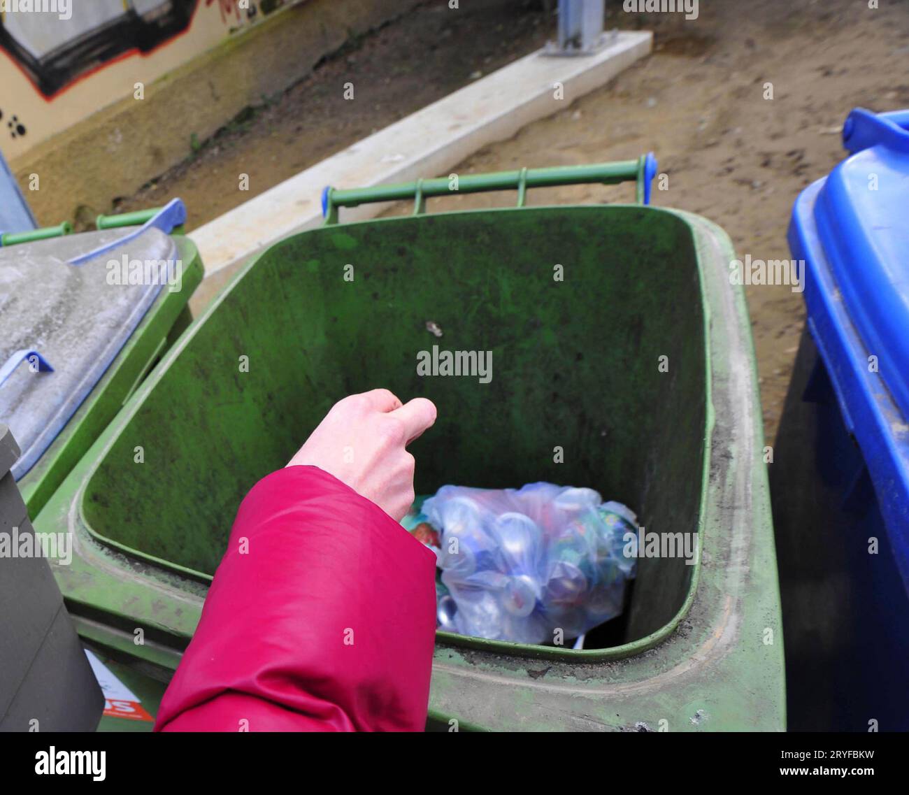 Separazione dei rifiuti domestici in diversi cestini Foto Stock
