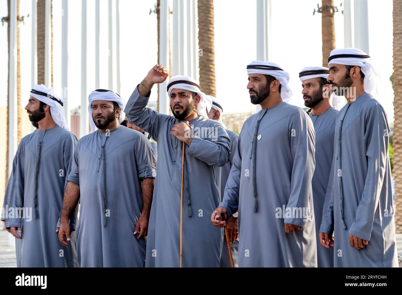 Dubai, Emirati Arabi Uniti - 15 novembre 2021: Danza di benvenuto degli Emirati all'Expo2020. Energico spettacolo autentico al 2020 Plaza. Foto Stock