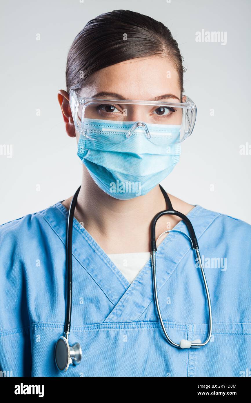Ritratto di una donna seria medico isolata su sfondo bianco Foto Stock