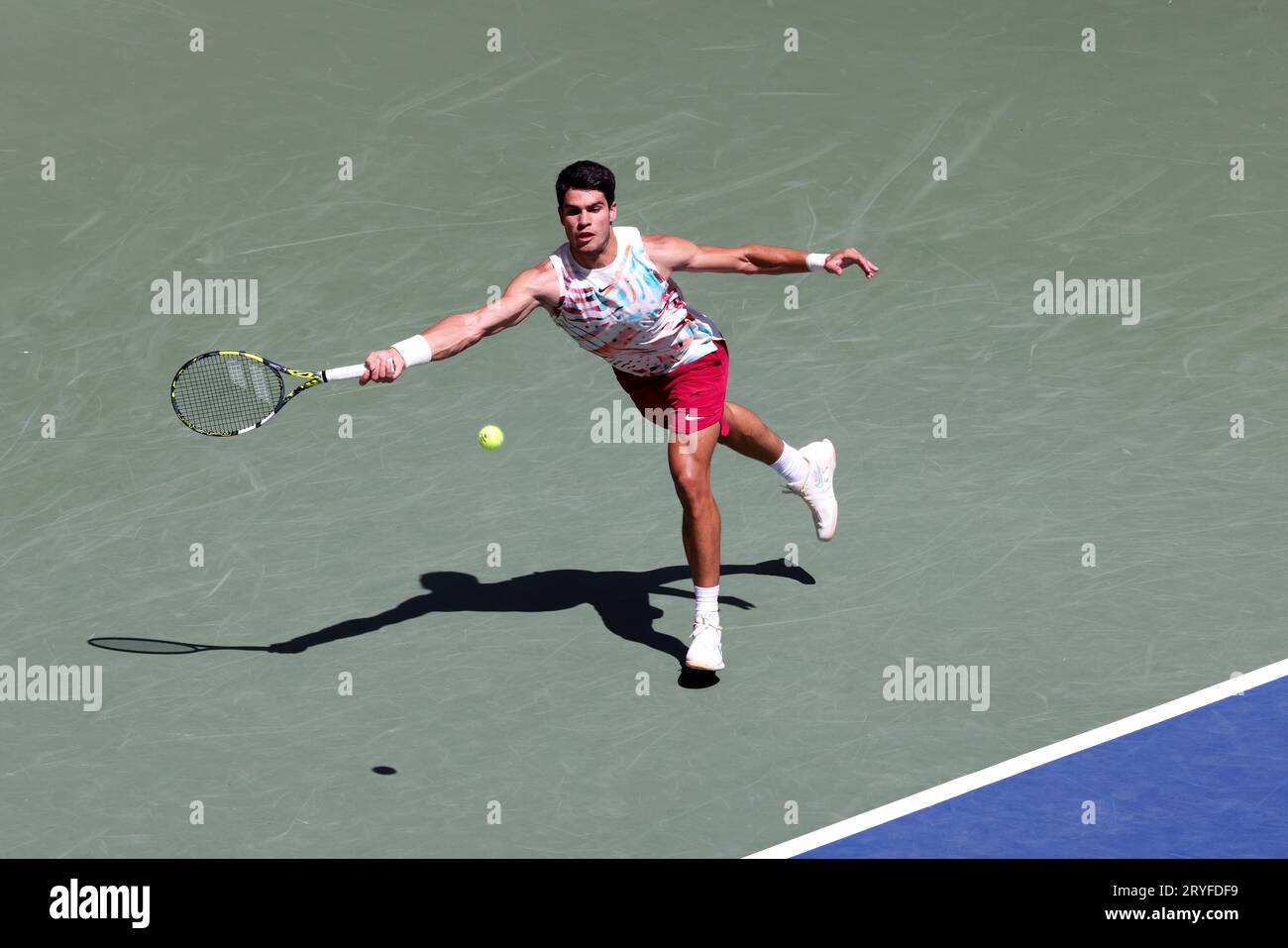 NEW YORK CITY, NEW YORK - 2 settembre: Carlos Alcaraz, spagnolo, durante il suo terzo turno contro Daniel Evans, Gran Bretagna, il giorno 6 degli US Open, all'USTA Billie Jean King National Tennis Center il 2 settembre 2023 a New York City, New York. (Foto di Adam Stoltman) Foto Stock