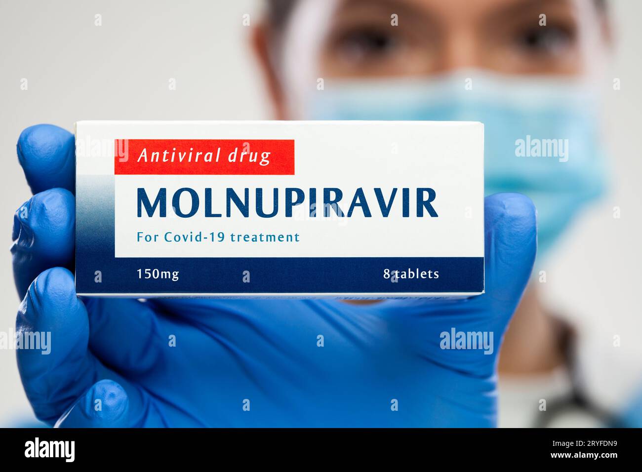 Lavoratore medico che tiene la scatola del pacchetto della medicina, MOLNUPIRAVIR farmaco antivirale dello studio clinico negli uomini di sviluppo Foto Stock
